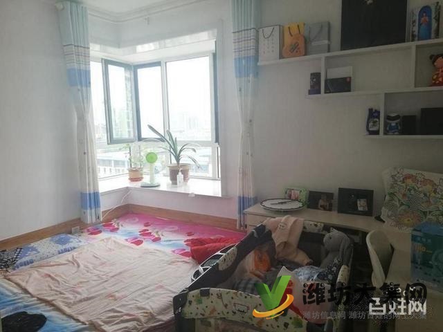 高新區(qū)健康街與金馬路大觀天下浪琴灣樓層樓精裝3室業(yè)