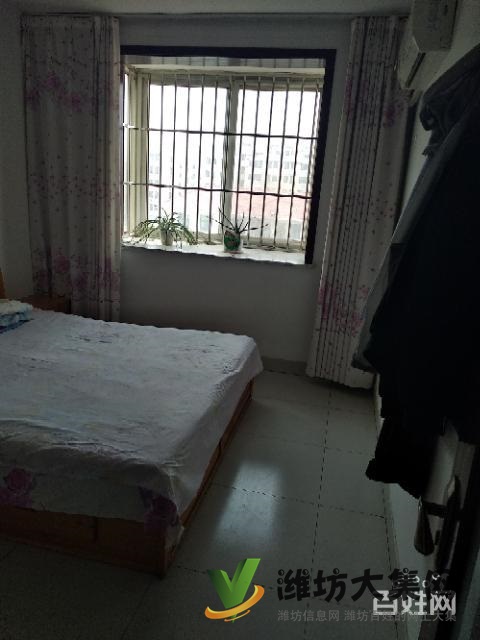 沁園春三樓三室?guī)к噹?kù)精裝手續(xù)齊全可以貸款