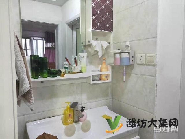 中央世家三室好房,精裝,位置好,環(huán)境好,很方便的小